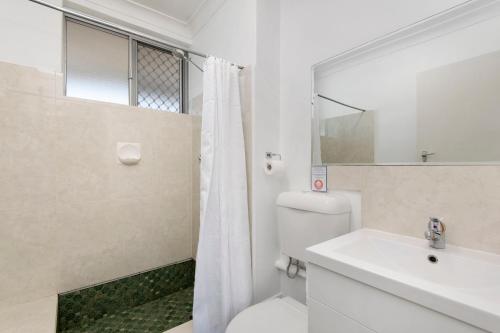 La salle de bains est pourvue de toilettes, d'un lavabo et d'un miroir. dans l'établissement 22 Superb Subiaco Apt For Couplesparkng, à Perth