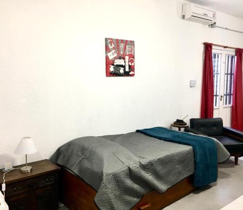een slaapkamer met een bed en een stoel erin bij SALO&WALTHER in San Martín