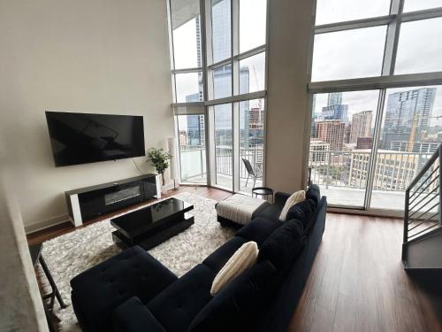 Seize the Extraordinary Elevate Your Lifestyle in Downtown Austin's Pinnacle Penthouse Paradiseにあるシーティングエリア
