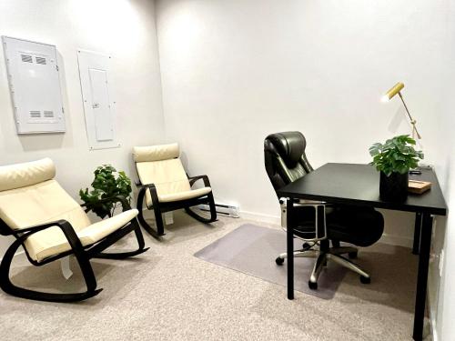 a room with two chairs and a desk and a table at Stylish, Glamorous & Serene 6BR Villa, Near Vancouver, Oasis for Groups and Large Families in Langley