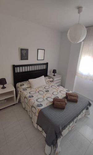 ein Schlafzimmer mit einem Bett mit zwei Kissen darauf in der Unterkunft Apartamento Buenavista Roquetas de Mar in Roquetas de Mar