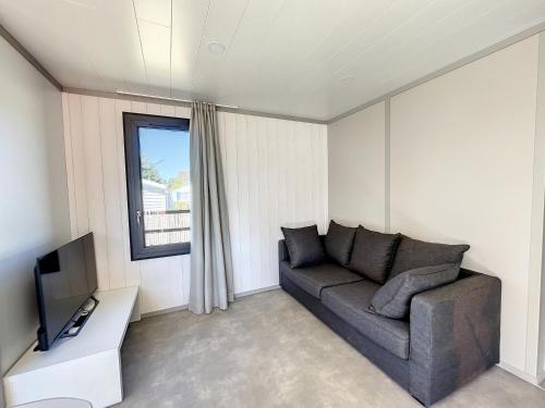 Fotografia z galérie ubytovania Chalet de standing à Jullouville - Piscine chauffée, près de la plage, 6 couchages, Wi-Fi - FR-1-361-453 v destinácii Jullouville-les-Pins
