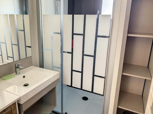 een badkamer met een douche en een wastafel bij Chalet Jullouville, 4 pièces, 6 personnes - FR-1-361-449 in Jullouville-les-Pins