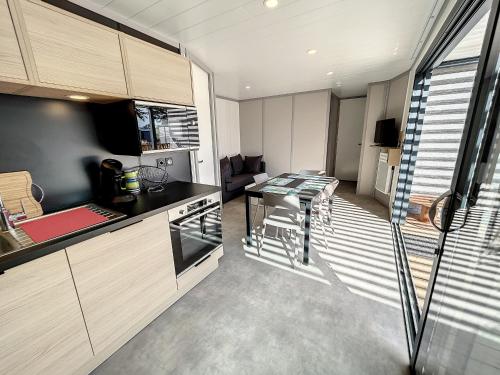 Photo de la galerie de l'établissement Chalet Standing 4 Pers. avec Piscine Chauffée, Proche Plage, Wifi Inclus - FR-1-361-514, à Jullouville