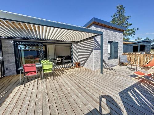 Photo de la galerie de l'établissement Chalet Standing 4 Pers. avec Piscine Chauffée, Proche Plage, Wifi Inclus - FR-1-361-514, à Jullouville