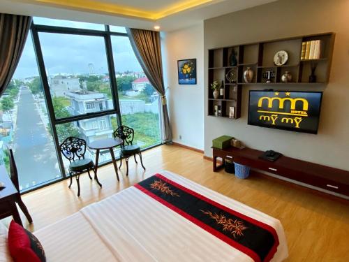 a large living room with a mmy sign on the wall at Hotel Mỹ Mỹ in Tây Ninh