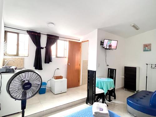 sala de estar con raqueta de tenis y mesa en Apartaestudio Centro Pereira, en Pereira