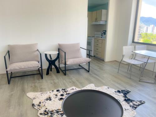 Chic Waikiki Skytower Apartment condo_3