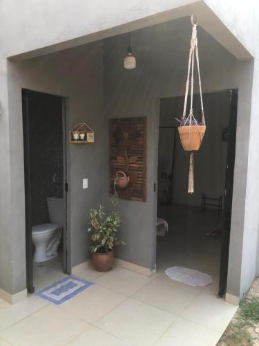 ein Bad mit einem WC und einem Korb mit Hängen in der Unterkunft Quarto Aconchego em Canaã dos Carajás in Canaã dos Carajás