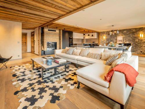 un salon avec deux canapés et une table dans l'établissement Duplex Spacieux au Rond-Point des Pistes avec Parking, Balcon et Services Inclus - FR-1-613-93, à Les Allues