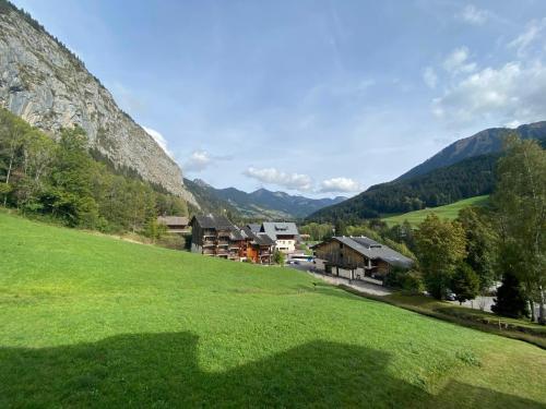 Gallery image of Studio au calme avec balcon, parking couvert et kitchenette équipée! - FR-1-692-90 in Abondance