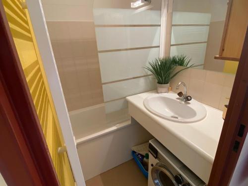 une salle de bain avec un lavabo et une douche dans l'établissement Studio au calme avec balcon, parking couvert et kitchenette équipée! - FR-1-692-90, à Abondance
