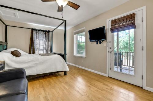 1 dormitorio con 1 cama, TV y sofá en Moondance Ridge Suites, en New Paltz