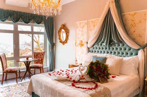 um quarto com uma cama de dossel em Le Boutique Hotel Gramado - Exclusivo para Casais em Gramado