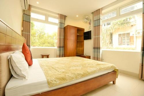 - une chambre avec un grand lit et une fenêtre dans l'établissement Hà Nội Vàng Hotel - Ngõ 4 Phương Mai - by Bay Luxury, à Hanoï