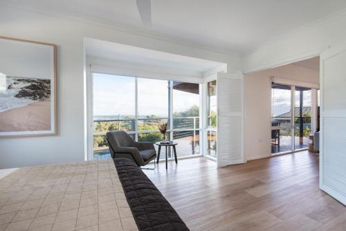 Zona de estar de The Navigator with heated pool and spa