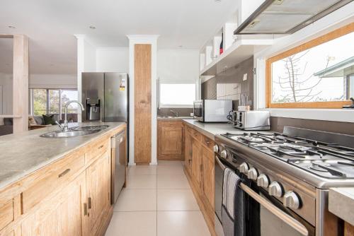 Una cocina o zona de cocina en The Navigator with heated pool and spa