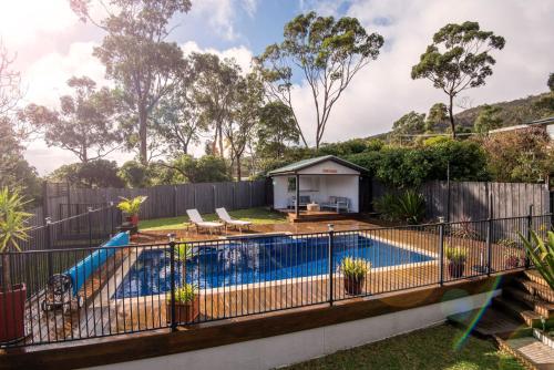Piscina en o cerca de The Navigator with heated pool and spa