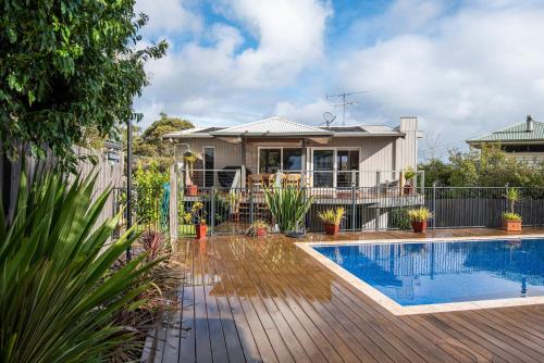 Piscina en o cerca de The Navigator with heated pool and spa