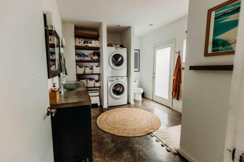a laundry room with a washer and dryer at Walk Minutes to beach/Ocean views/with AC/Waimea Bay in Haleiwa