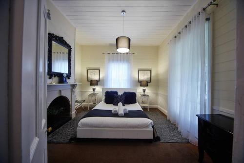 Ένα ή περισσότερα κρεβάτια σε δωμάτιο στο Inglenook Cottage Healesville