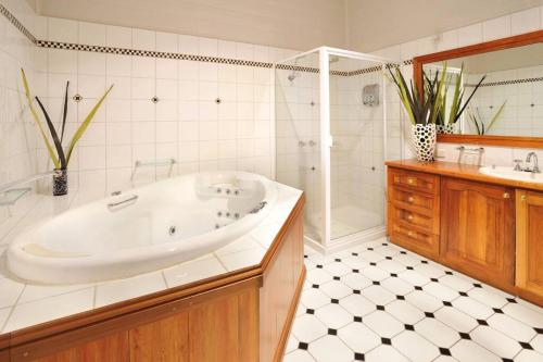 Ένα μπάνιο στο Inglenook Cottage Healesville