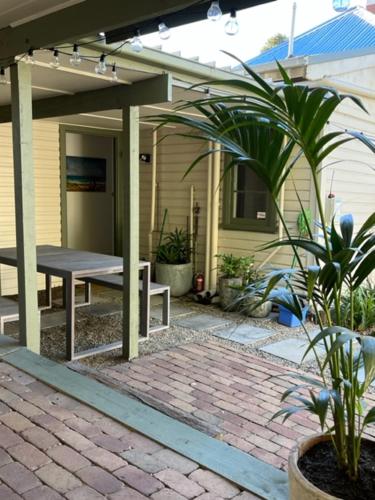 eine Terrasse mit einem Picknicktisch und einem Tisch in der Unterkunft JMP FLINDERS ACCOMODATION in Flinders