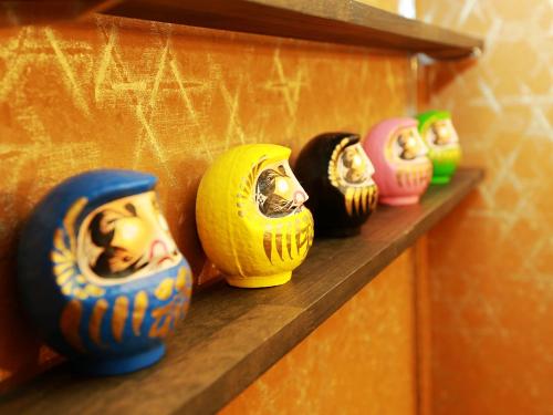 a row of colorful vases sitting on a shelf at 名古屋 Sakuraya 全屋抗菌涂层预防处理 6分钟直达名古屋车站 2间独立卫生间 2间独立淋浴房 4间卧室 in Nagoya