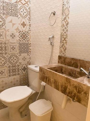 a bathroom with a toilet and a sink and a tub at Casa Mandaçaia in Piranhas