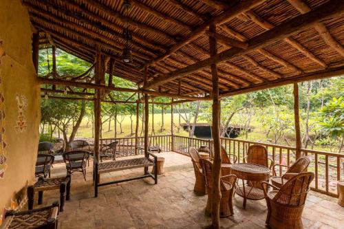 Jardín al aire libre en StayVista's Water Song Garden - Lake-Side, Pet-Friendly Villa with Bar, Spacious Lawn & Indoor-Outdoor Games