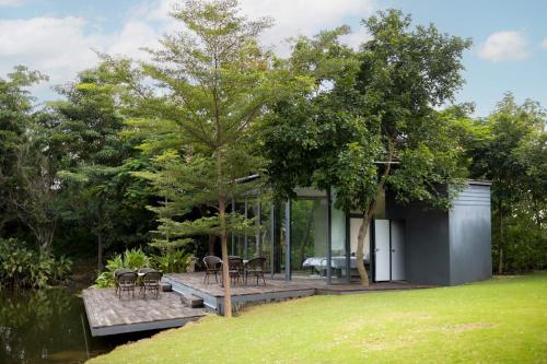 Jardín al aire libre en StayVista's Water Song Garden - Lake-Side, Pet-Friendly Villa with Bar, Spacious Lawn & Indoor-Outdoor Games