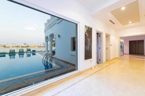 Bazén v ubytování Contemporary Spanish Style Beachfront Villa In Palm Jumeirah nebo v jeho okolí