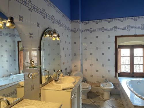 y baño con 2 aseos, bañera y lavamanos. en Escapada rural para descansar - Cicloturismo - Provincia Girona, en Osor