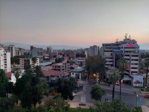 vistas a una ciudad con edificios y árboles en céntrico y acogedor apartamento en el Prado en Cochabamba
