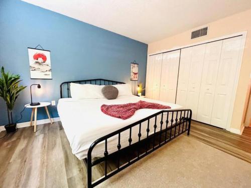 um quarto com uma cama grande e uma parede azul em Walk to hospital near the beach em Sarasota