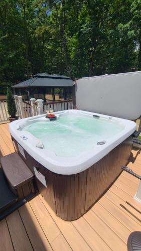 een groot ligbad op een terras bij Luxury getaway in vibrant woods. in Bushkill