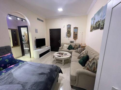 Posezení v ubytování Lovely rental studio in Sharjah near to beach