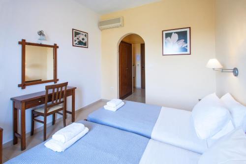 Postel nebo postele na pokoji v ubytování Vontzos Hotel