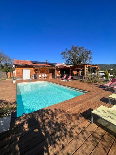 Bazén v ubytovaní Maison en bois , plein pieds,piscine privative alebo v jeho blízkosti