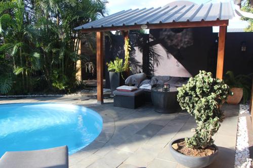 La alberca dentro o cerca de LA LIANE DE JADE 974-Lodge Le Palissandre - jacuzzi privatif - piscine chauffée