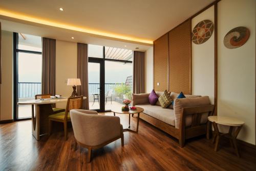 een woonkamer met een bank en een tafel bij Lady Hill Sapa Resort in Sa Pa
