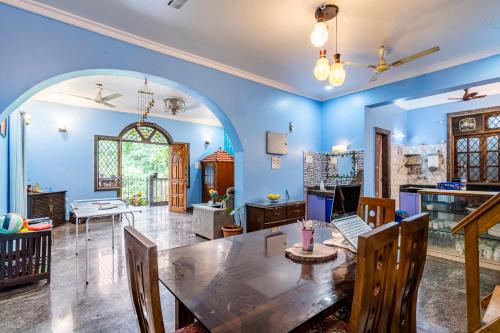 a dining room with a table in a room at Last Minute Trip Hostel Morjim in Morjim