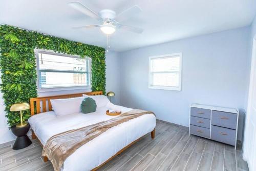 a bedroom with a bed with a green wall at Fenced backyard, near Downtown in Sarasota