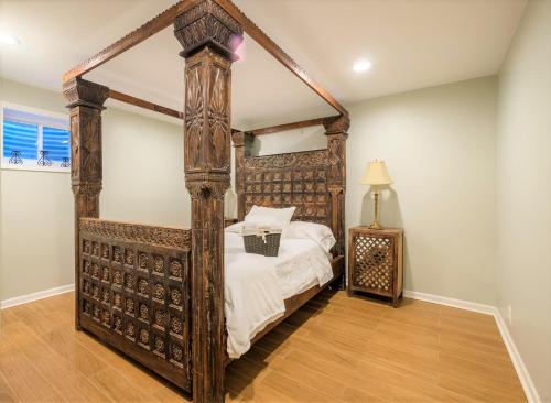 ein Schlafzimmer mit einem großen Holzbett in einem Zimmer in der Unterkunft 2-Acre Highland Park Retreat with Heated Pool ~ 5* in Highland Park