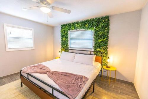 a bedroom with a bed with a green wall at Cocoanut neighborhood, king bed in Sarasota