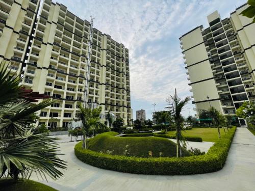 uma vista de dois grandes edifícios e um parque em ACHYUTAM HOMES em Lucknow