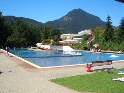 einen großen Pool mit Wasserrutsche in der Unterkunft Alpenpension Birkenhof in Grünau im Almtal