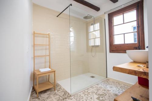42enf1060 - Authentic &Centric Barcelonian 2BR flat في برشلونة: حمام مع دش زجاجي ومغسلة