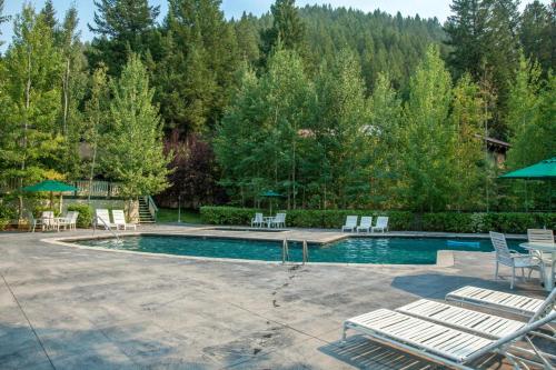 The swimming pool at or close to Prospector 171 - Walk to Ski Lifts and Hot Tub for Apres Ski