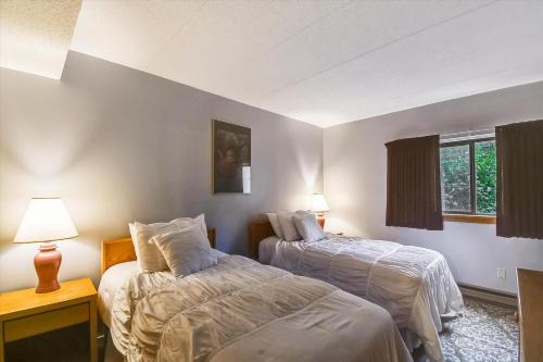 um quarto com duas camas e dois candeeiros em Pinnacle E08 em Killington